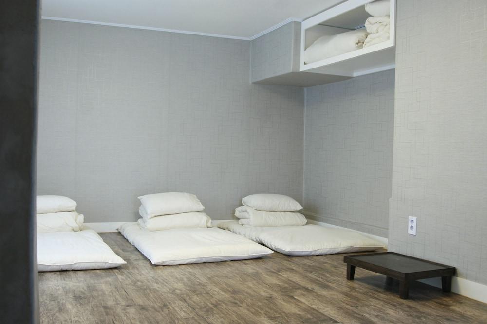 Crib 49 Guesthouse - Foreigner Only Seul Zewnętrze zdjęcie